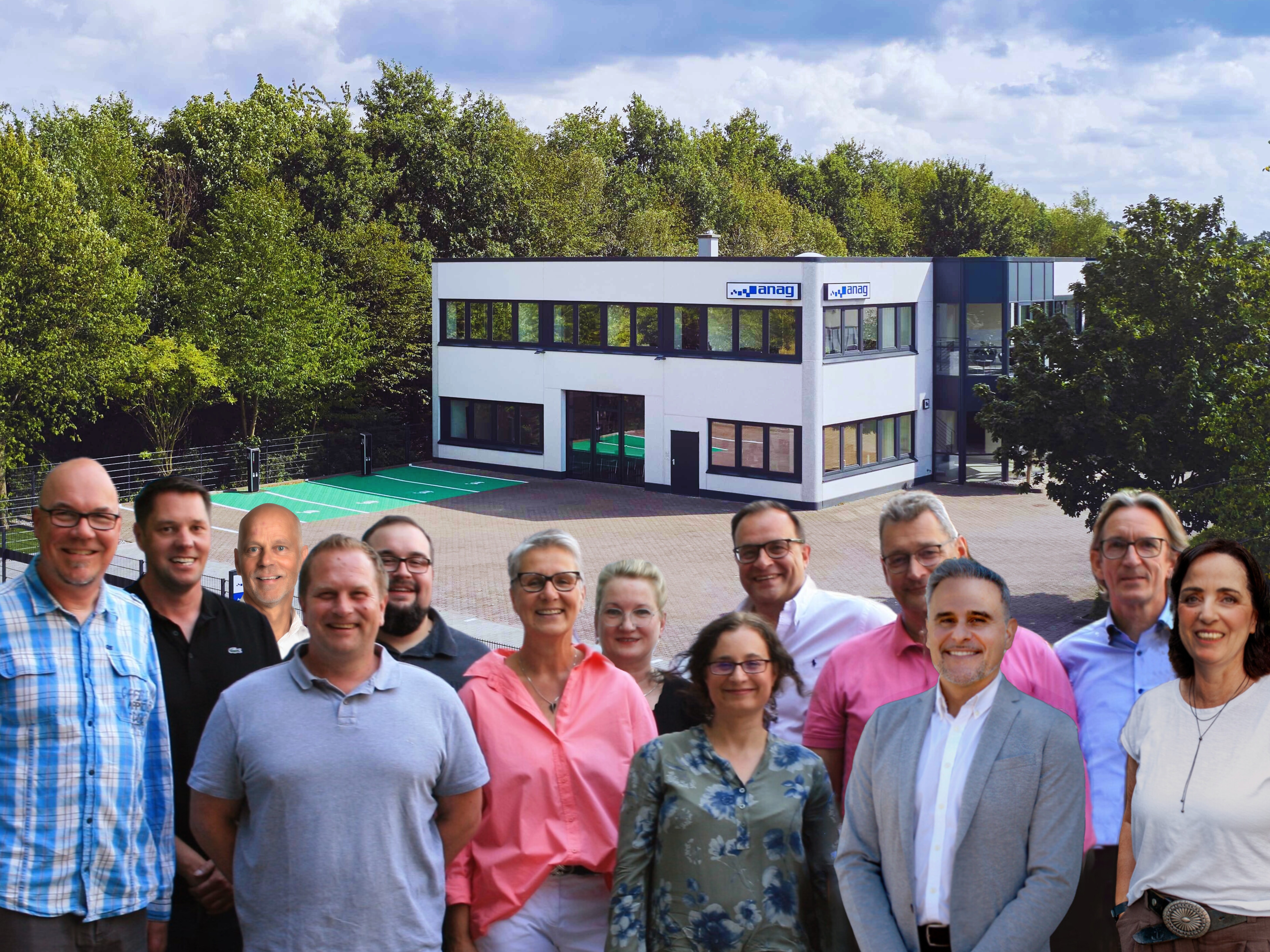 ANAG Mitarbeiter vor dem Firmengebäude