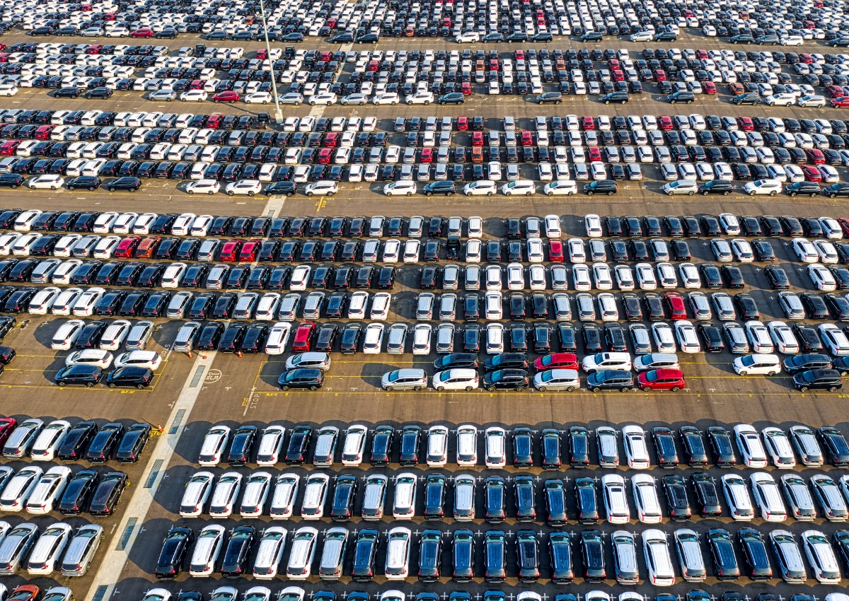 Viele verschiedene PKW auf einem großen Parkplatz eines Großhändlers